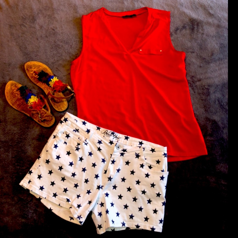 Stretchy white jean shorts with blue stars